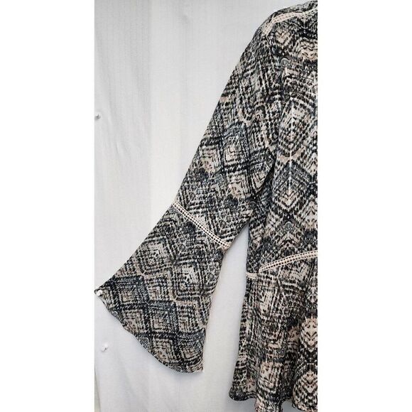 Sunny Leigh Tunic Blouse Metallic Thread Bell Sleeve Lace Accent Size La… - Picture 8 of 11